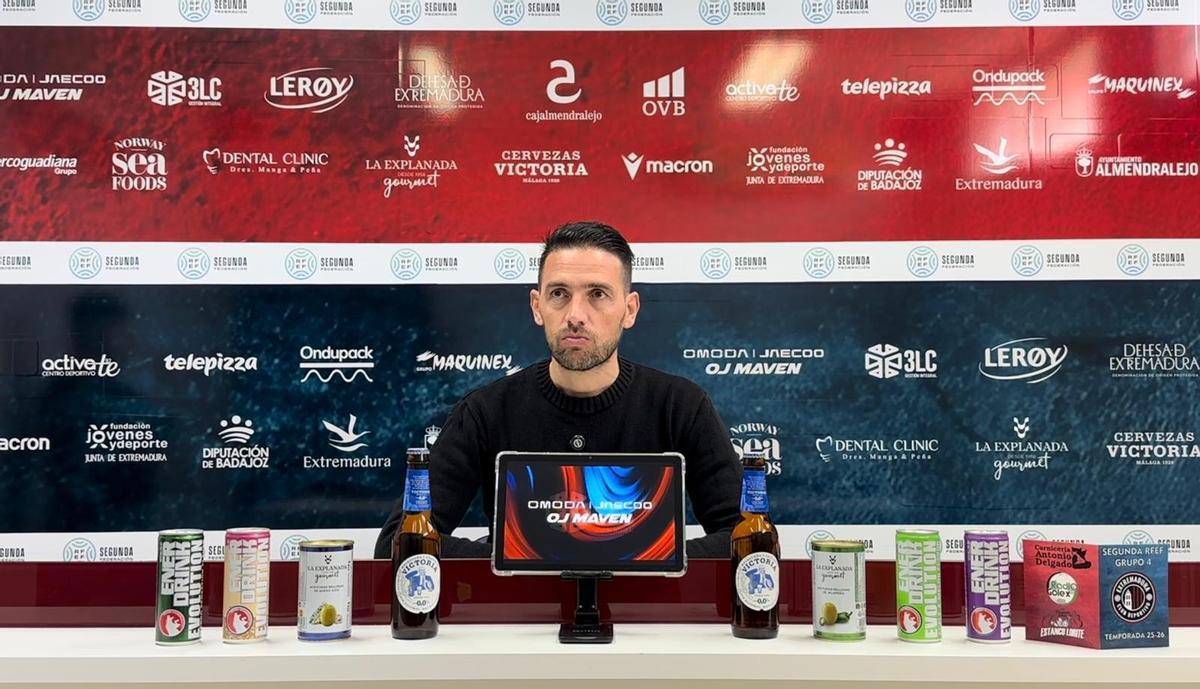 David Rocha, entrenador del Extremadura en sala de prensa.