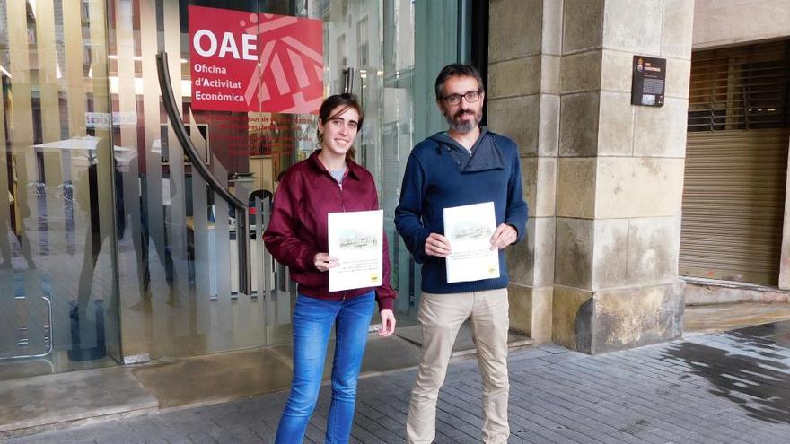 Gemma Tomàs i Marc Ballús, de la CUP, quan van presentar les al·legacions