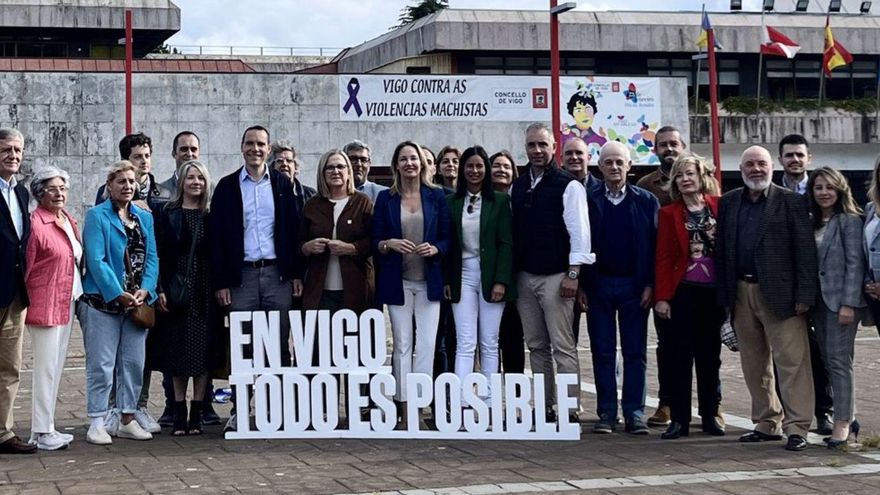 Fernández-Tapias (c.), con integrantes de su lista en Praza do Rei.