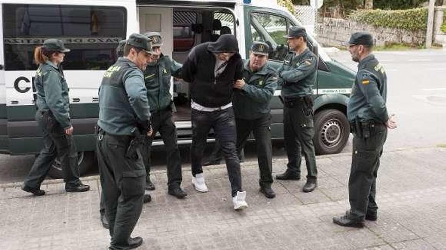 Despliegue de agentes en la custodia del detenido más grande.  // B. L.