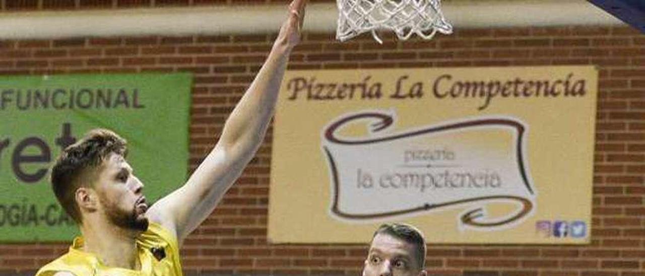 Roope Ahonen, con el balón, en el partido ante el Ourense.