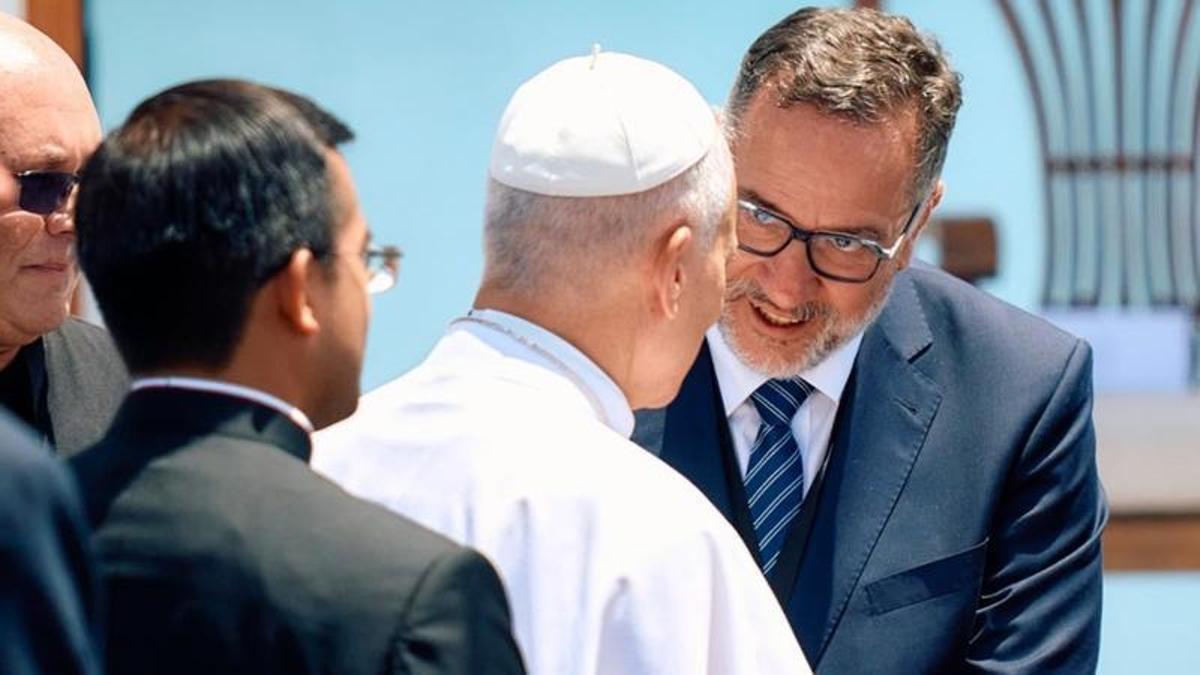 El consejero Poli Suárez entrega el documento al papa sobre el instituto de Firgas.