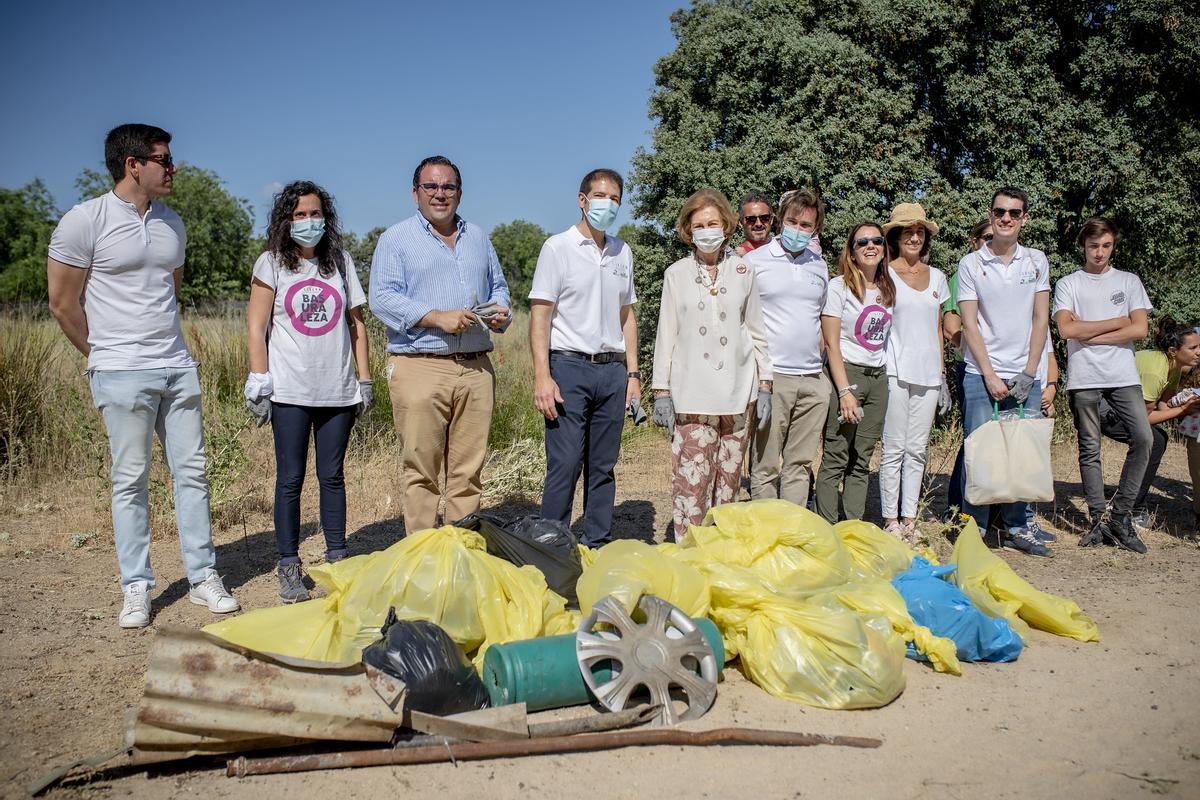 Recogida de bssuraleza en Bohadilla del Monte, con la presencia de la reina doña Sofía.