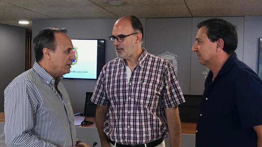 El concejal Manuel Villar (en el centro), junto a Manuel Marco y Juan Luis Berasaluce, responsables técnicos de las áreas de Limpieza y de Medio Ambiente