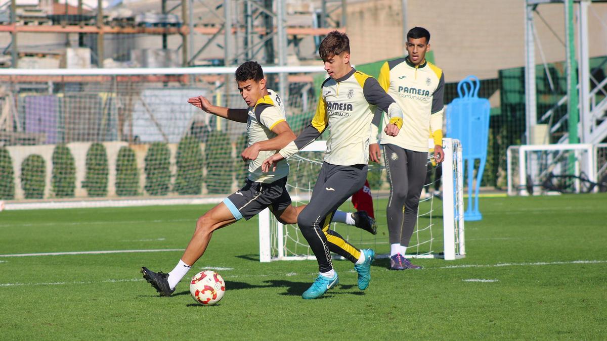 Dani Requena y Brais Val pelean un balón durante el entrenamiento del miércoles.