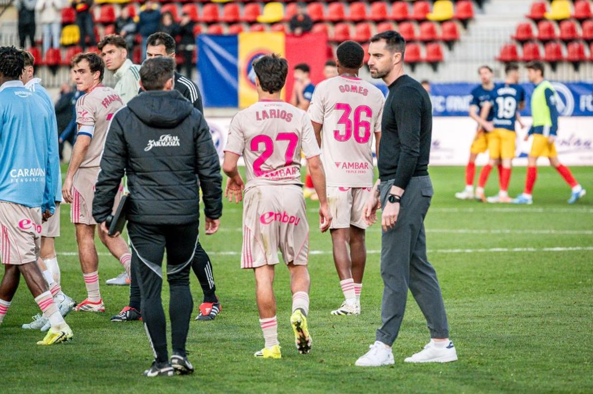 Sellés, al acabar el partido en Andorra y junto a sus jugadores.