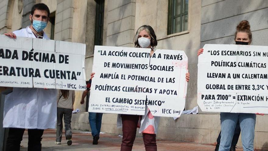 Activistas de &#039;Scientist Rebellion&#039; protestan frente al Ministerio de Transición Ecológica y Reto Demográfico.