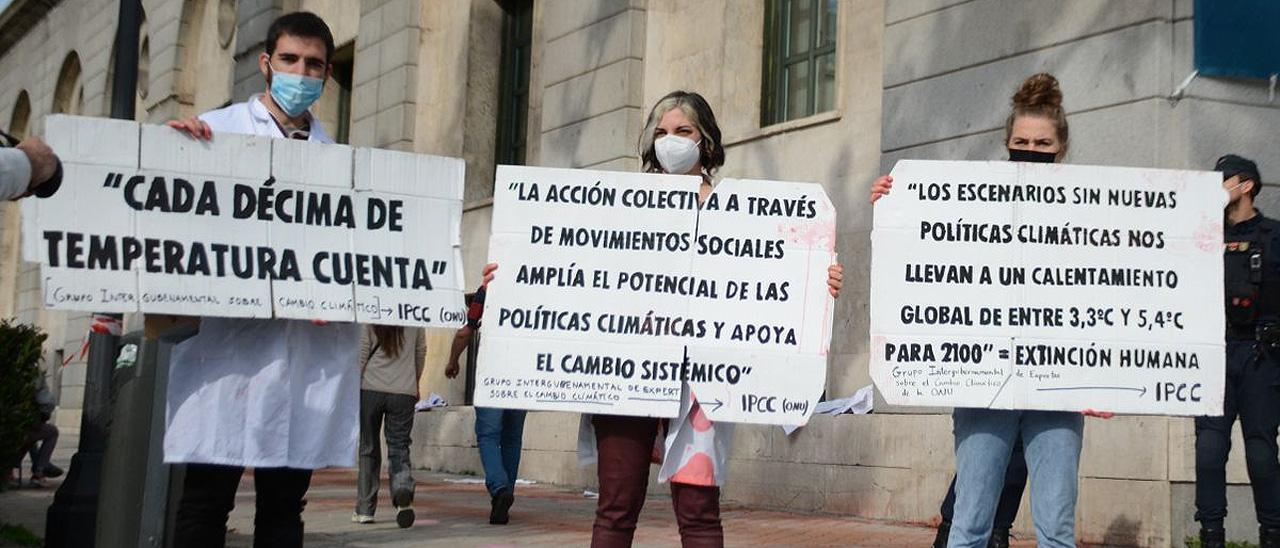 Activistas de &#039;Scientist Rebellion&#039; protestan frente al Ministerio de Transición Ecológica y Reto Demográfico.