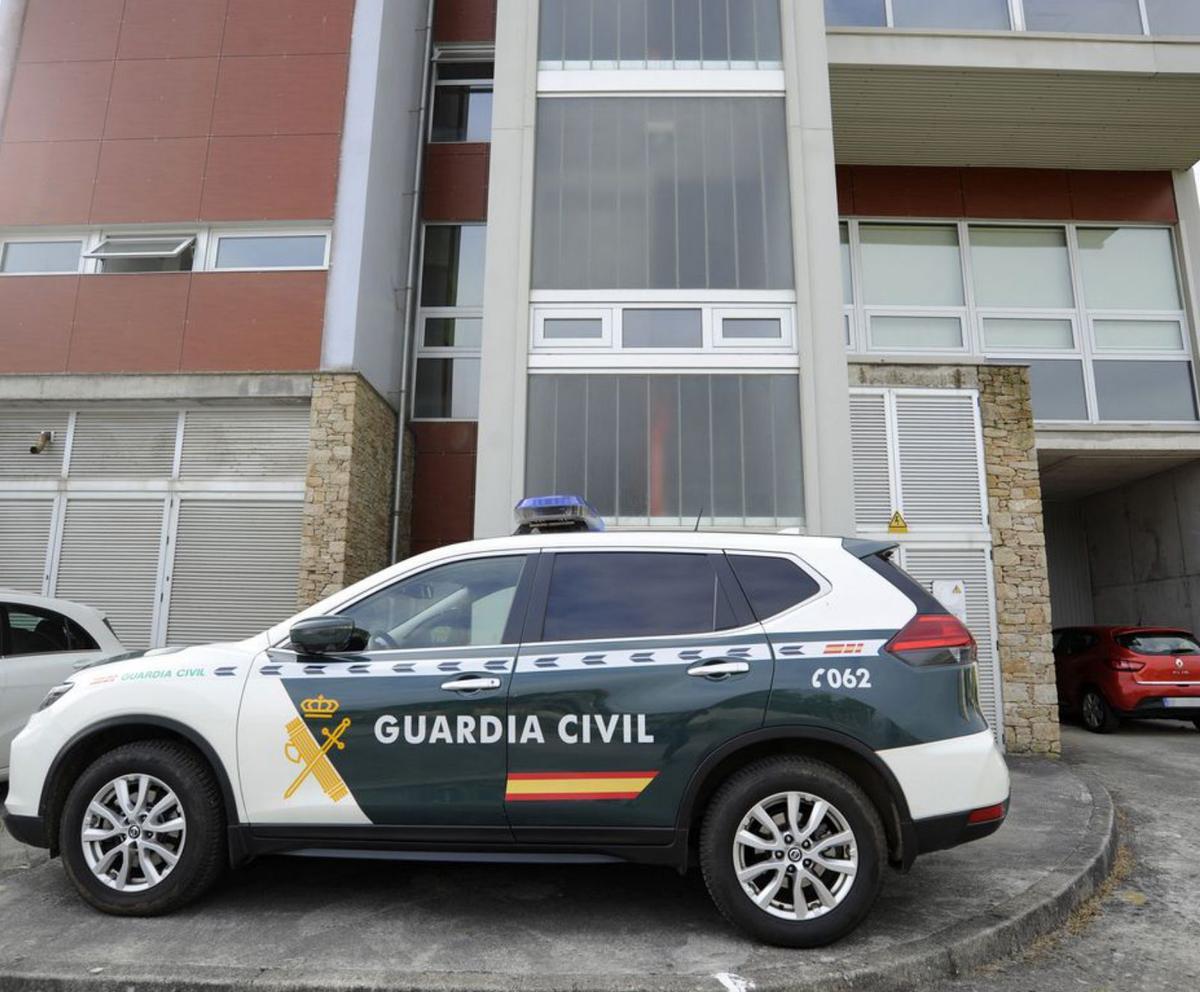 Un coche de la Guardia Civil, en los juzgados de Lalín.
