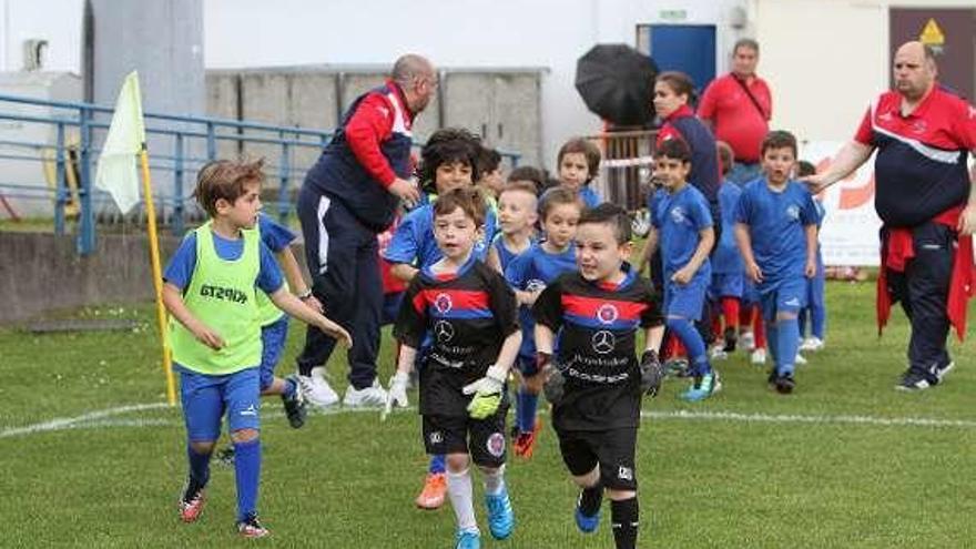 Los jugadores de la escuela disfrutan de O Couto.