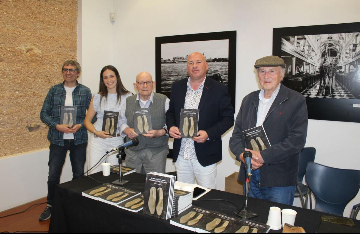 Tomeu Salom, en el centro, junto al alcalde y otros colaboradores, este miércoles en Can Gelabert.