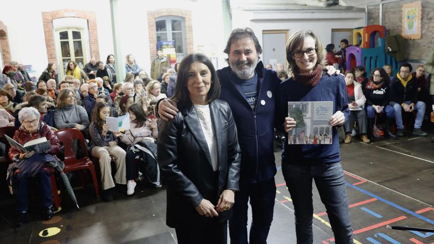 Por la izquierda, Ángeles Casas, Aurelio González Ovies y Ester Sánchez, en la presentación del libro. | Miki López