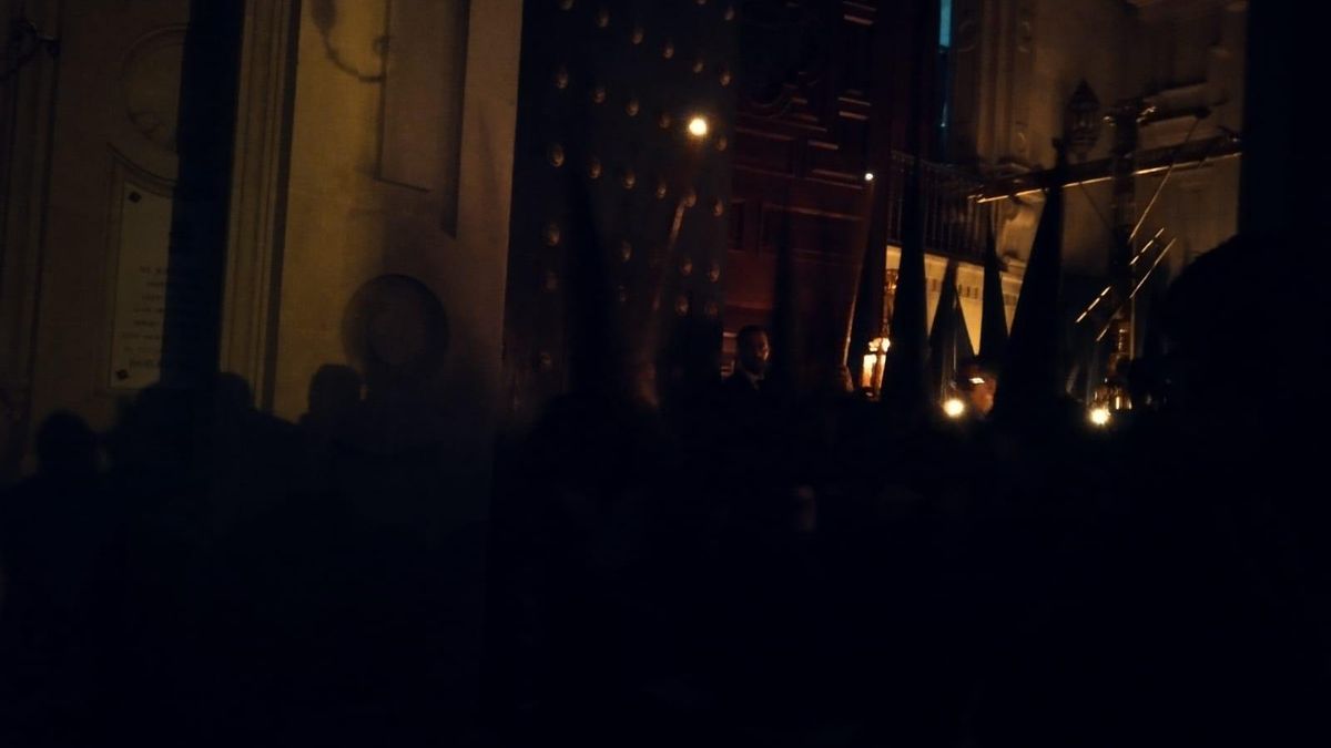 Sale la cruz de guía de la basílica de Nuestro Padre Jesús del Gran Poder