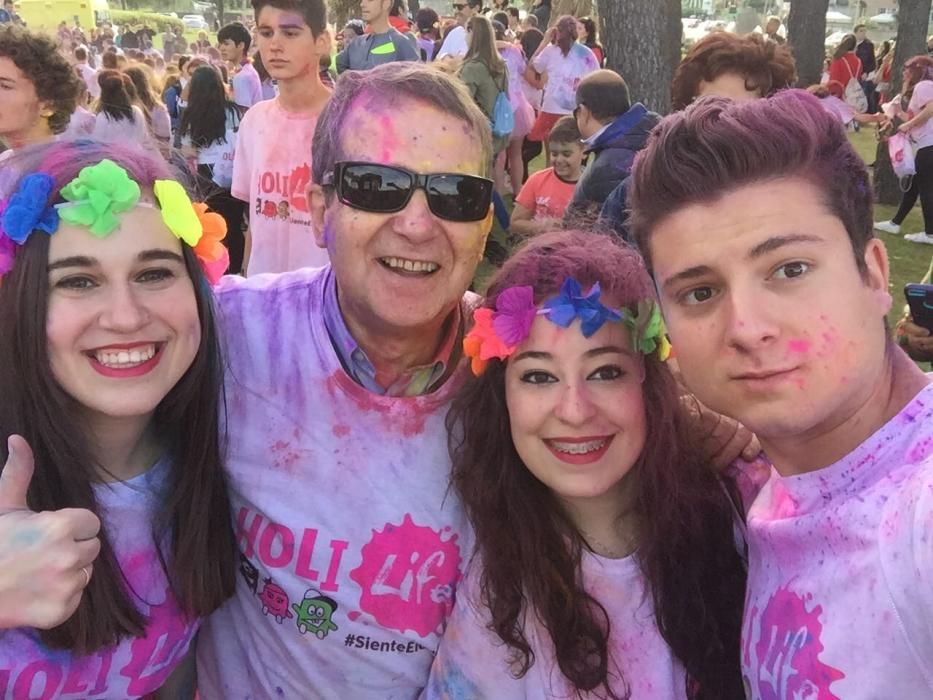 Miles de "corredores" participan en una nueva edición de la Holi Run en Vigo