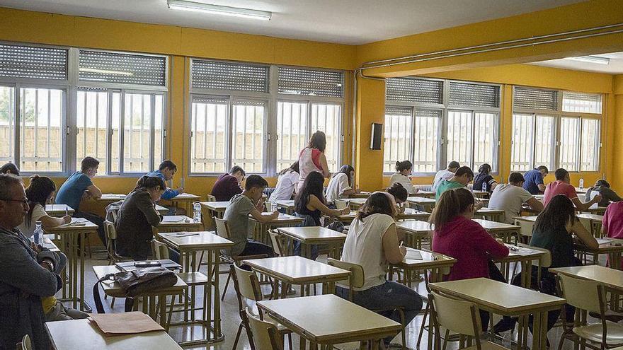 Alumnos de Benavente y Camarzana de Tercera, ayer, en el primer día de la convocatoria EBAU de julio.