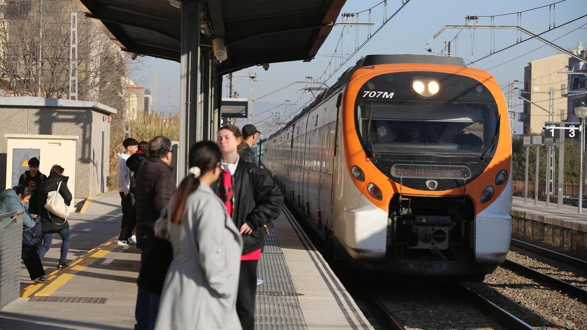 Un tren de Rodalies en la estación de Montcada i Reixac