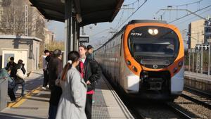 Un tren de Rodalies en la estación de Montcada i Reixac