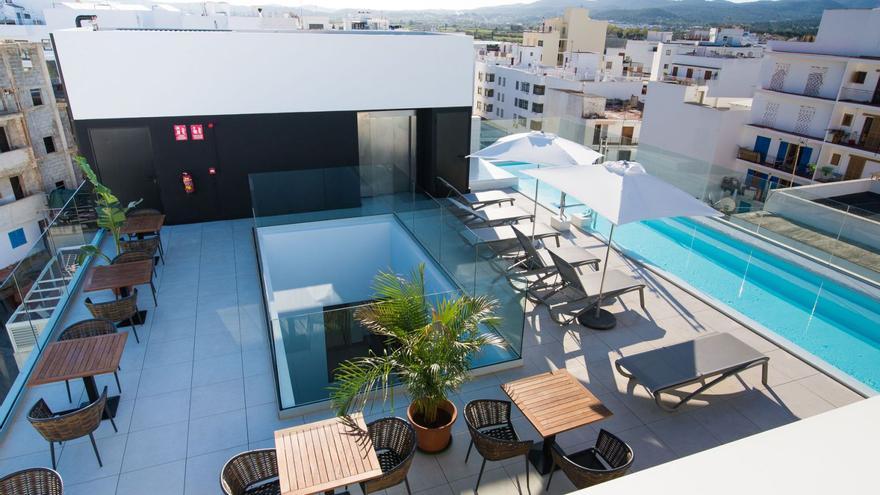 Una de las joyas de la corona del M. Hotel es su piscina en la azotea, complementada con un bar y hamacas. | M. HOTEL