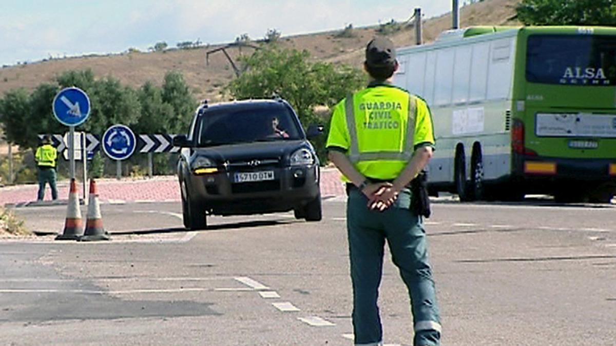 NAC98. MADRID, 11/06/2012.- Guardias civiles en la Carretera M-111. Pk 8.300 (rotonda de Barajas a Fuente el Saz) durante la presentación hoy de una nueva campaña de vigilancia de la Dirección General de Tráfico (DGT) en las carreteras convencionales, donde el pasado año fallecieron 1.166 personas, lo que supuso el 79 por ciento de las víctimas mortales. EFE-TV ESPAÑA TRÁFICO CAMPAÑA. TRAFICO. CONTROL. CONTROLES. SEGURIDAD VIAL. CARRETERAS SECUNDARIAS. CAMPAÑAS