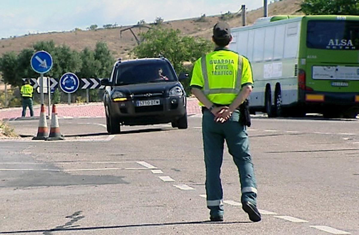 Guardias civiles en la Carretera M-111.
