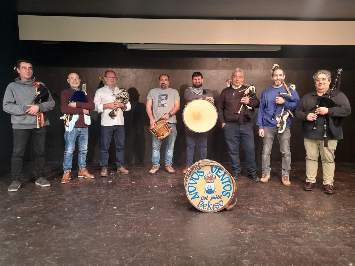 La actual formación de Novos Ventos de Beluso, que dirige el gaiteiro Roberto Sotelo.