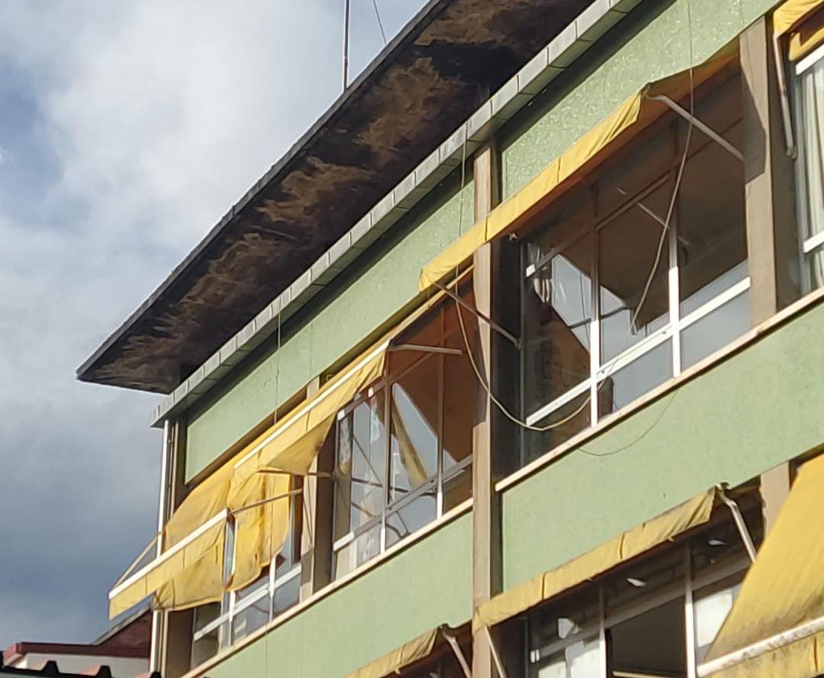 Varios de los toldos de las ventanas del centro.