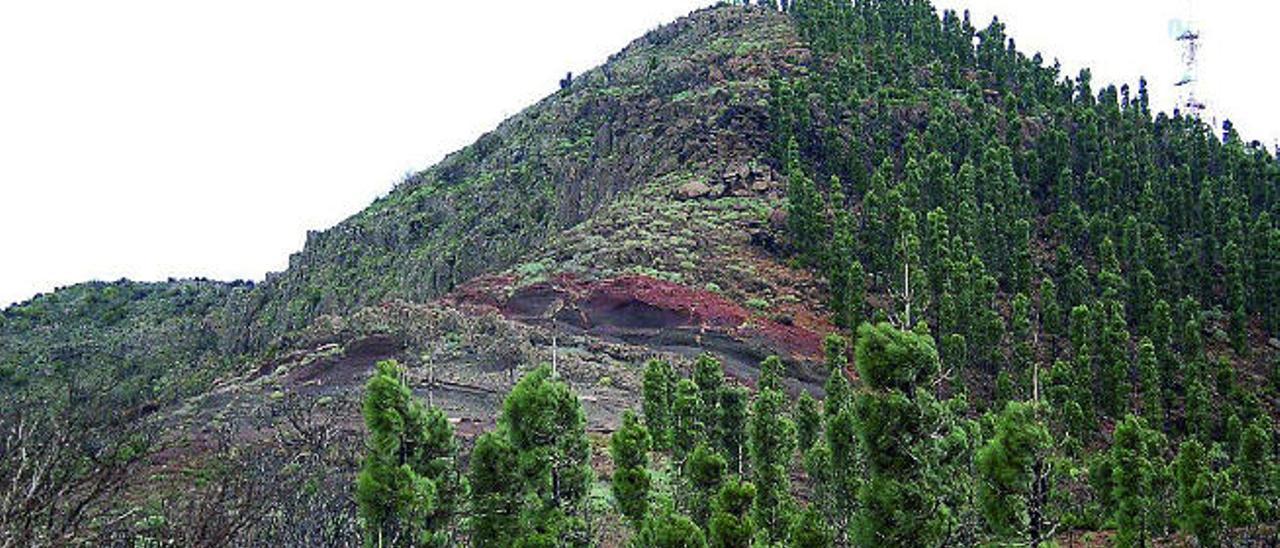 Esta es la zona de Cruz de Gala donde se instalará el radar. Arriba se puede ver la torre de vigilancia forestal donde se ubicará.