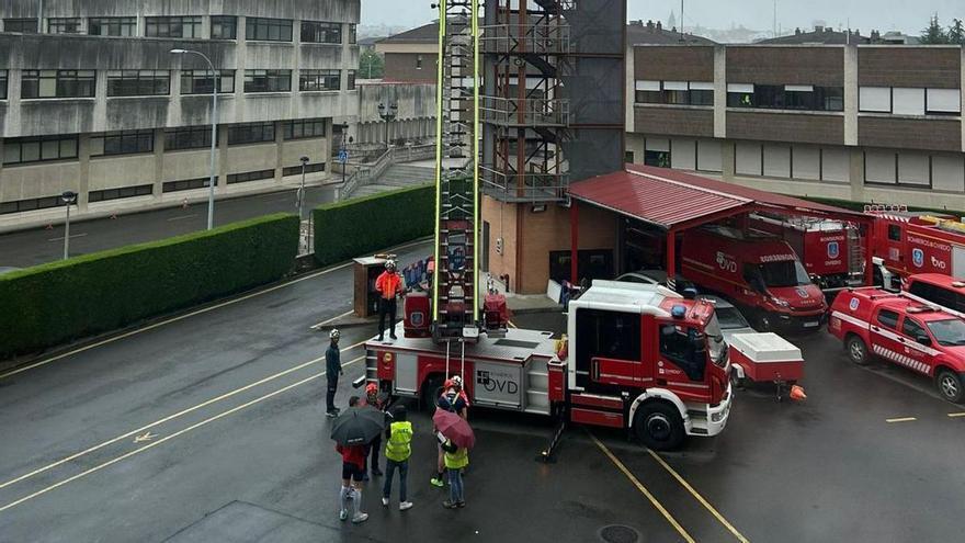 Aspirantes durante las pruebas celebradas ayer en el puesto de los Bomberos de Oviedo, en el Rubín. | LNE