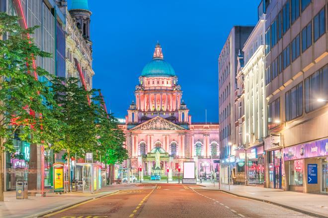 Belfast, con el Ayuntamiento iluminado al fondo.