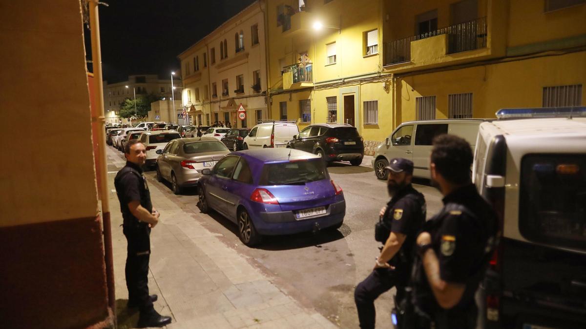 Policías nacionales, frente a la casa de Castelló donde fue hallado el cuerpo sin vida de Lorena hace un mes.