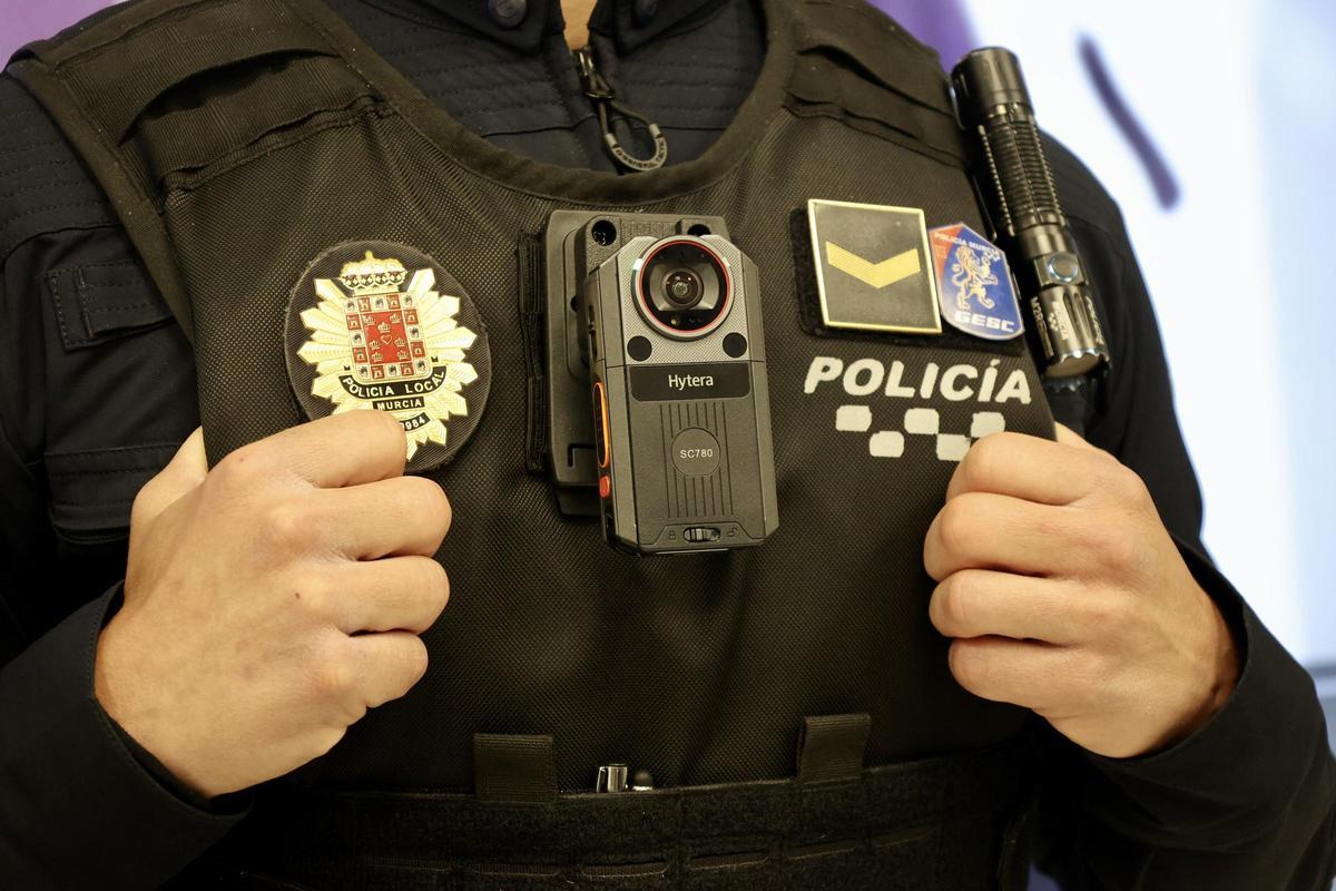 Primer plano de los nuevos dispositivos de grabación de la Policía Local de Murcia.