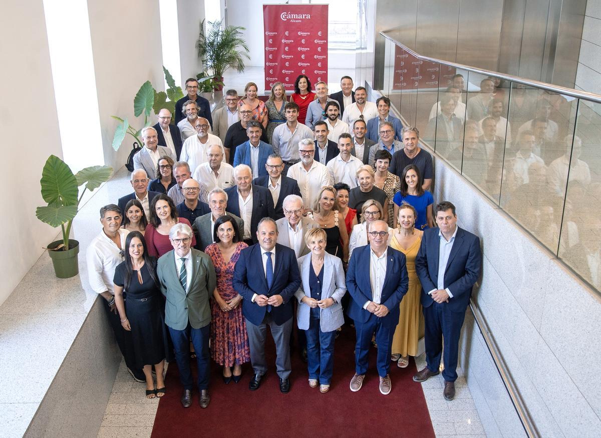 Foto de familia con los nuevos miembros del pleno de la Cámara de Alicante.