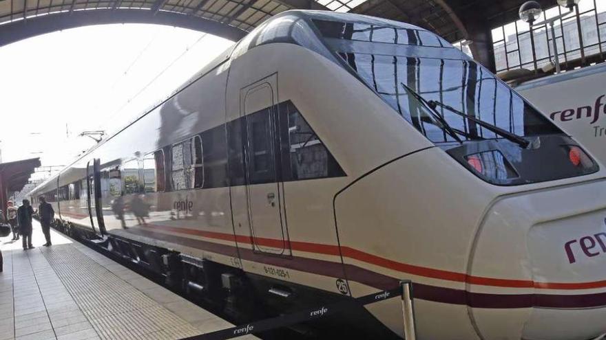 El nuevo Avant S-121 que recorrerá el Eje Atlántico, en la estación de A Coruña el día del viaje inaugural.