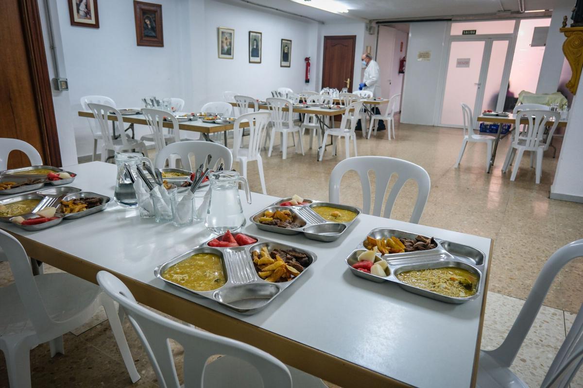 Mesas preparadas para recibir a los usuarios del comedor social San Vicente de Paúl, en una imagen de archivo.