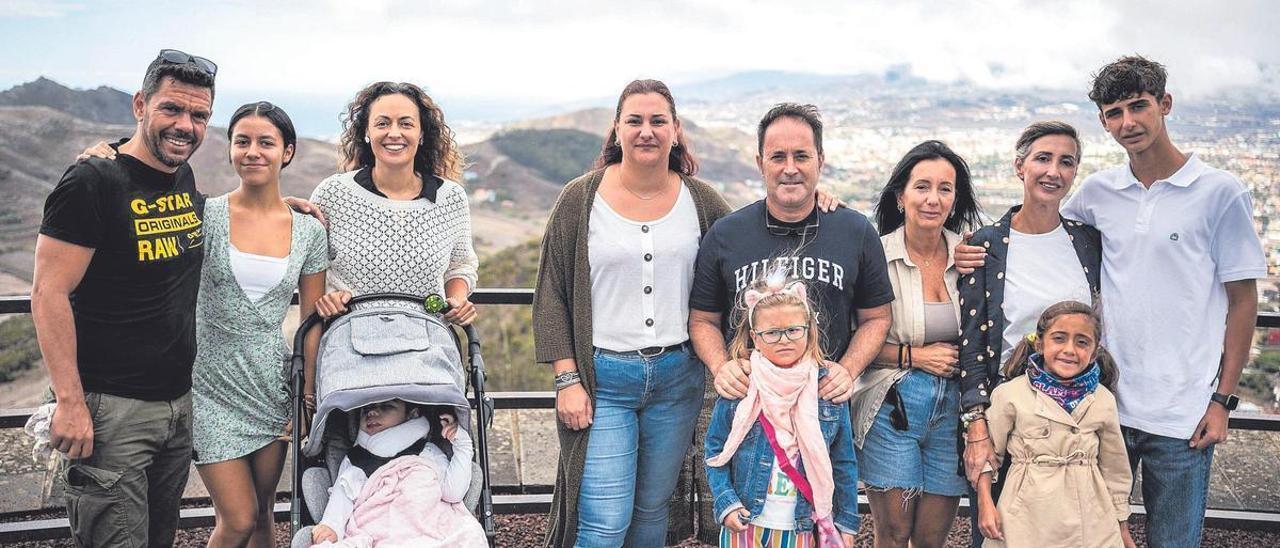 Miembros de las cinco familias que van a participar en este reto solidario posan en el mirador de Jardina, en el monte de Las Mercedes (La Laguna).