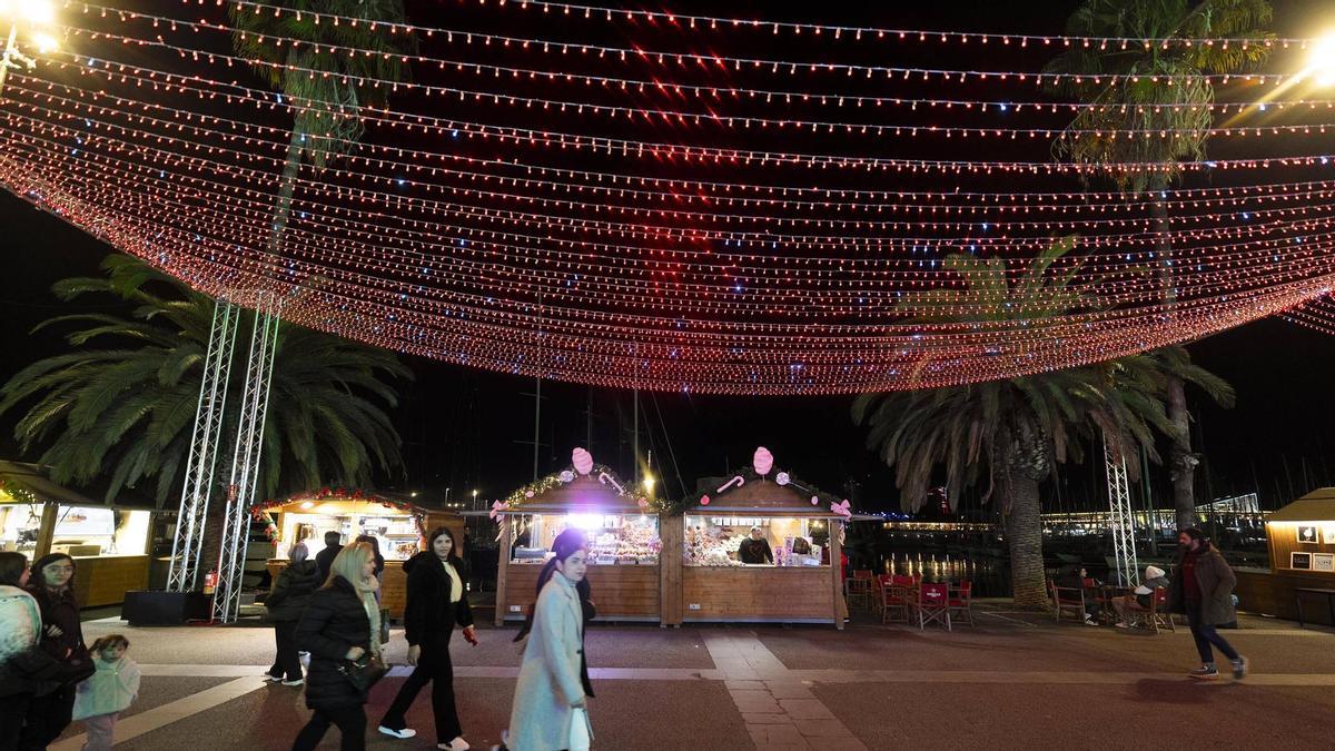 Encendido de la iluminación de Navidad en el puerto de Barcelona