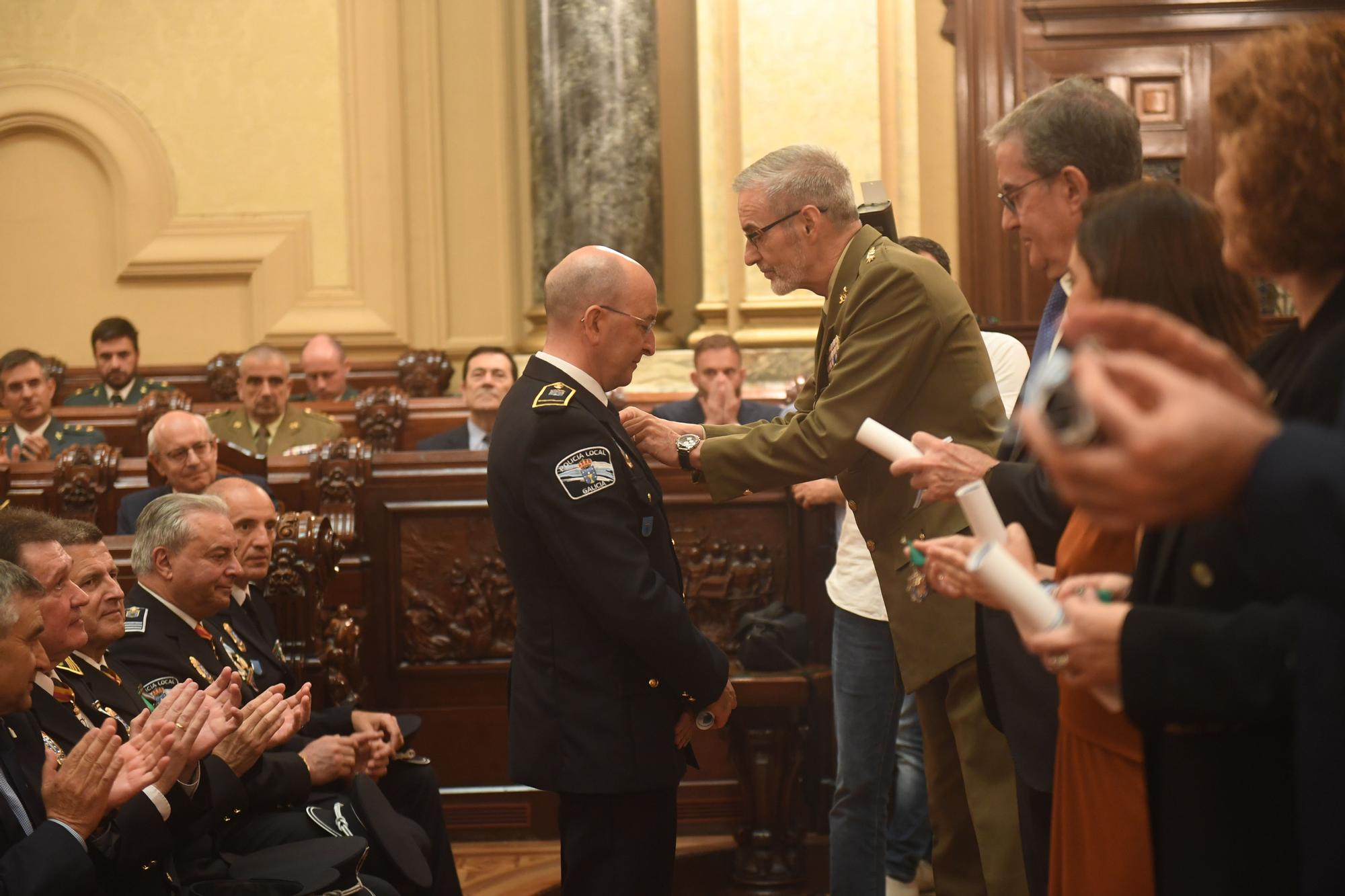 Homenaje a los policías locales de A Coruña que llevan 20 años en el cuerpo