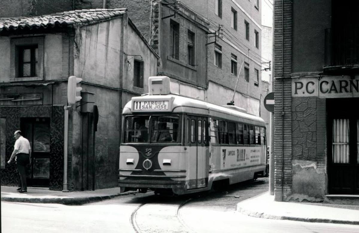 Un tranvía de la línea 11, saliendo de la avenida San José.