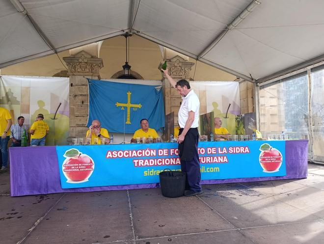 Héctor García, de Llanes, gana la "champions" de la sidra casera en Villaviciosa