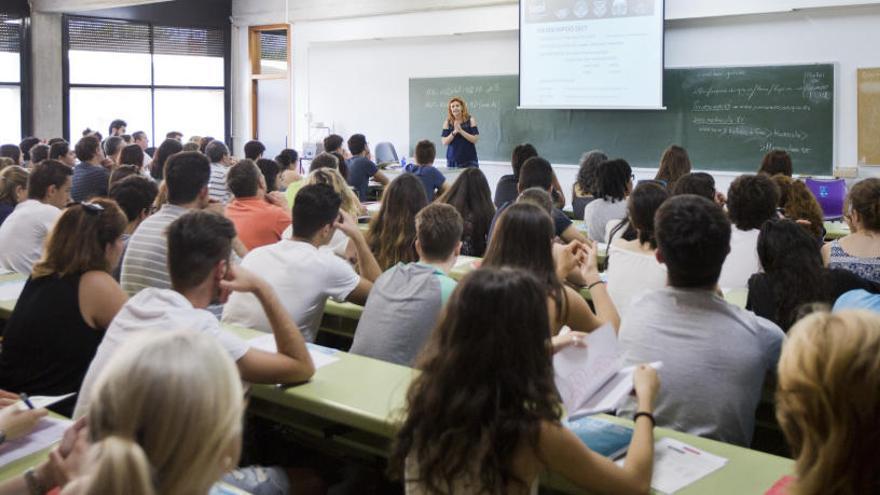 Los alumnos desfavorecidos sacan mejores notas de las esperadas