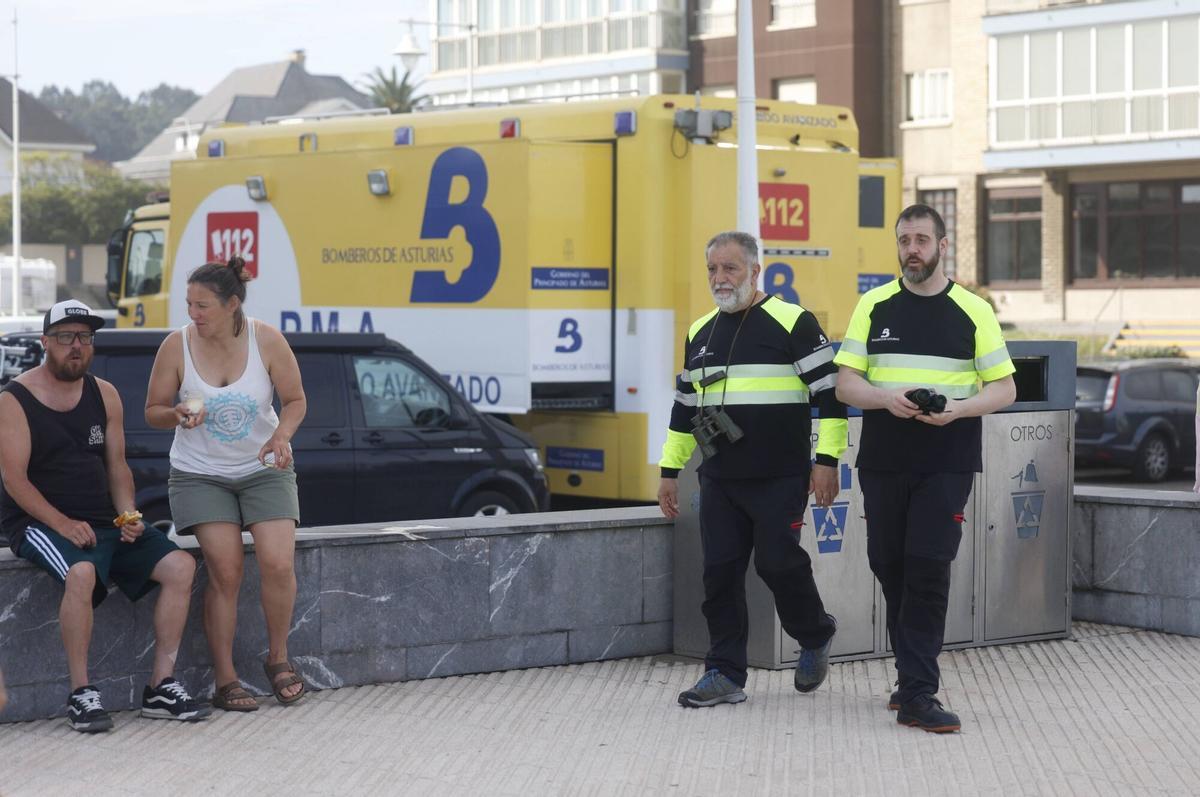 Intensa búsqueda en Salinas del joven Iyán Fariña, desaparecido cuando se bañaba en el mar