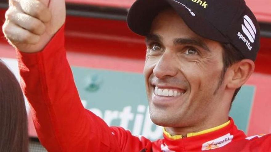 Contador sonríe ayer en el podio con el maillot rojo de líder de la Vuelta. / efe / joseba etxaburu