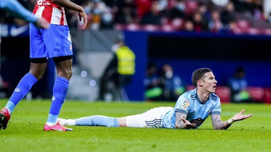 Santi Mina, en el suelo durante un partido ante el Atlético.