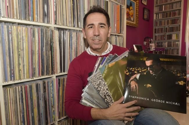 Juan Carlos Santomé con su colección de discos ...