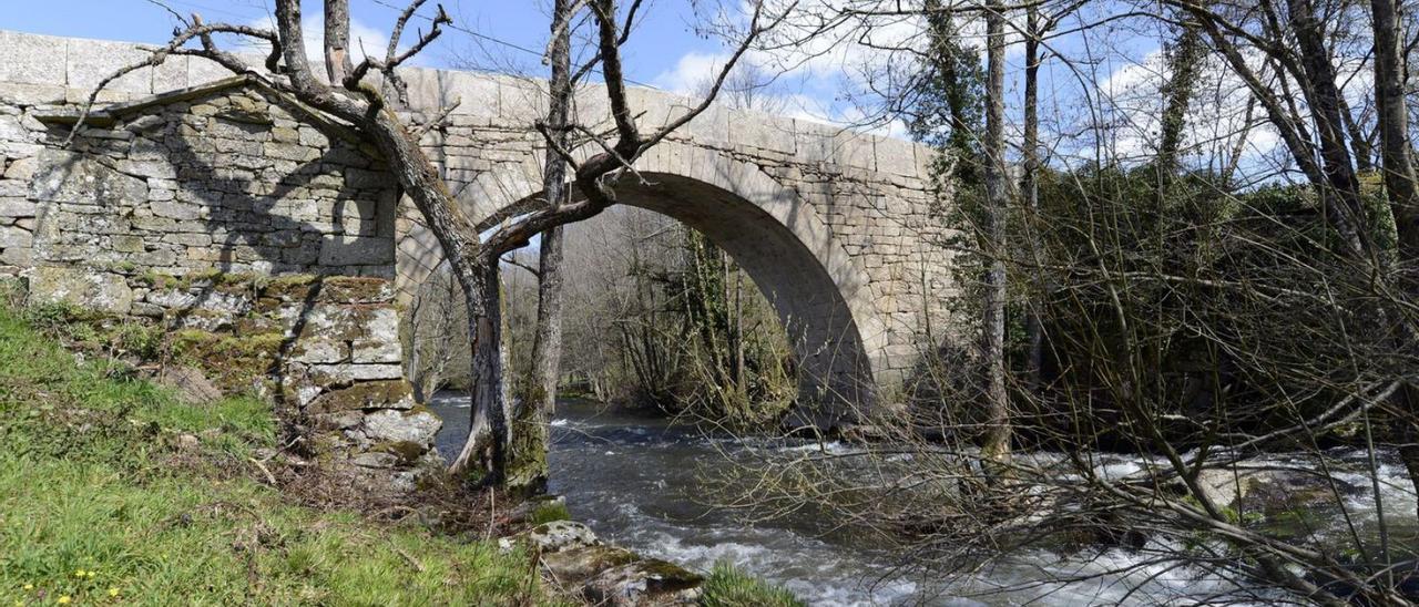 El puente de Pedroso sobre el río Arnego es uno de los enclaves de la ruta desde Lalín. |   // BERNABÉ/JAVIER LALÍN