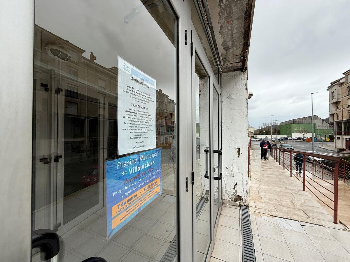 La entrada a la piscina, con el cartel que advierte del cierre.