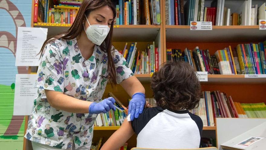 Vuelve la vacunación infantil: los padres extremeños podrán acompañar a sus hijos solo durante el pinchazo