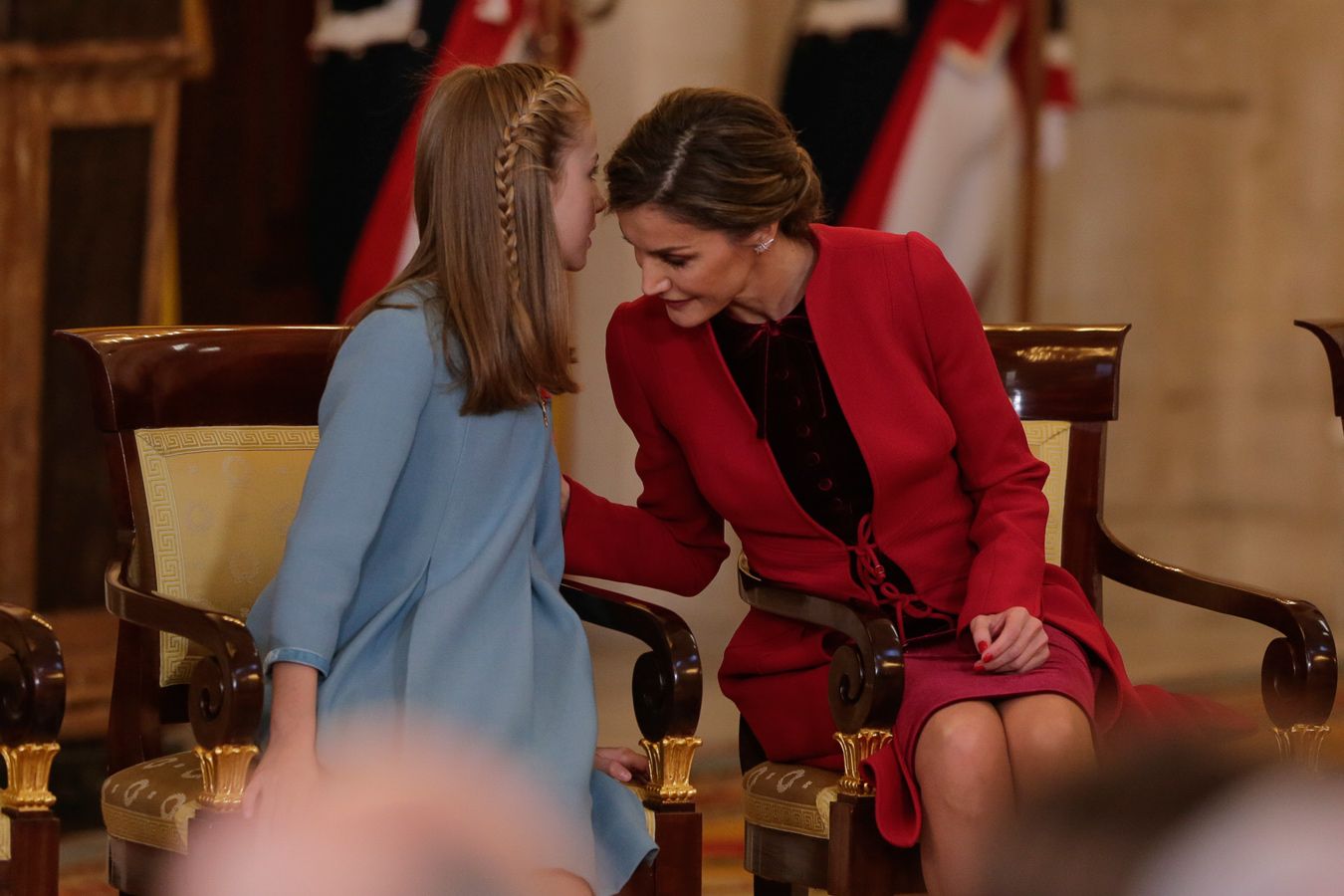 La Princesa de Asturias habla con la reina Letizia durante la ceremonia