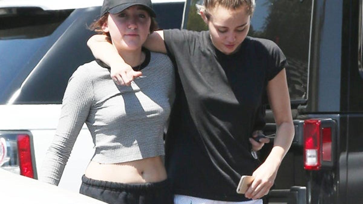 Miley Cyrus junto a su hermana en  Sherman Oaks, California