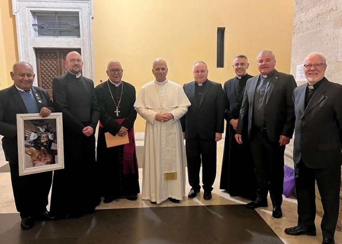 Héctor Galán (segundo por la izquierda) y Narciso Lorenzo (tercero por la derecha), en una recepción de León XIV.